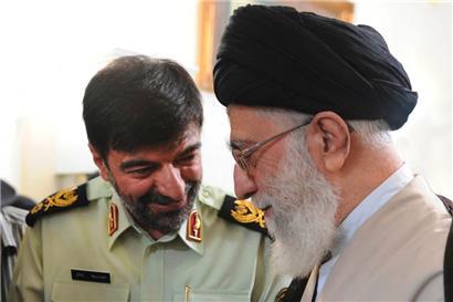 Der oberste iranische Führer Ayatollah Ali Khamenei und der neue Polizeichef General Ahmad-Reza Radan in Teheran
