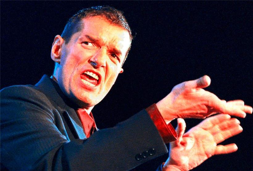 Der österreichische Popstar Falco bei einem Auftritt. Auch 25 Jahre nach seinem Unfalltod bleibt sein Einfluss auf die Musikszene deutlich spürbar. 
