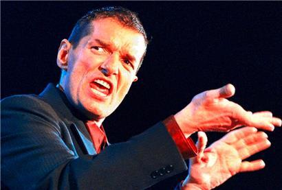 Der österreichische Popstar Falco bei einem Auftritt. Auch 25 Jahre nach seinem Unfalltod bleibt sein Einfluss auf die Musikszene deutlich spürbar. 
