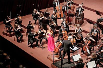 Der orchestrale Einheitsbrei, der hier geboten wurde, ließ einen nur den Kopf schütteln und auch gelang es Edward Gardner, seit 2021 Chefdirigent des Orchesters, an keiner Stelle, Brahms’ letztes Orchesterwerk an irgendeiner Stelle interessant oder gar spannend erscheinen zu lassen
