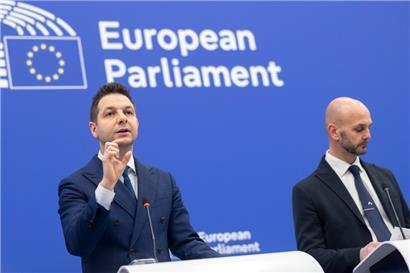 Der polnische EP-Abgeordnete Patryk Jaki und der EKR-Vorsitzende Nicola Procaccini während ihrer Pressekonferenz im EU-Parlament am Dienstag
