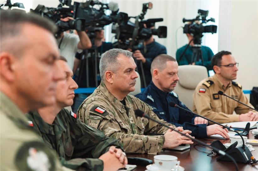 Der polnische General Wieslaw Kukula (Mitte) bestätigte, dass Minsk die Polen vor den Drohnen gewarnt habe
