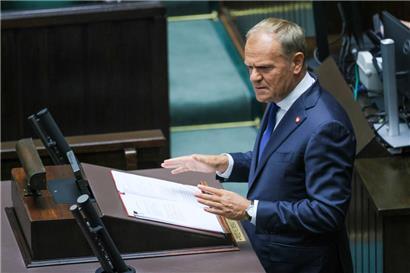 Der polnische Ministerpräsident Donald Tusk hält eine politische Rede vor dem Unterhaus und bittet das Parlament um ein Vertrauensvotum, um die Unterstützung für seine Regierung im Sejm-Gebäude zu bekräftigen
