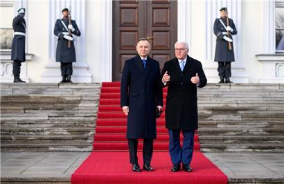 Der polnische Präsident Andrzej Duda (l.) war am 12. Dezember 2022 zu Gast bei seinem deutschen Amtskollegen Frank-Walter Steinmeier: Duda unterstützt die Reparationsforderungen seiner Regierung nicht
