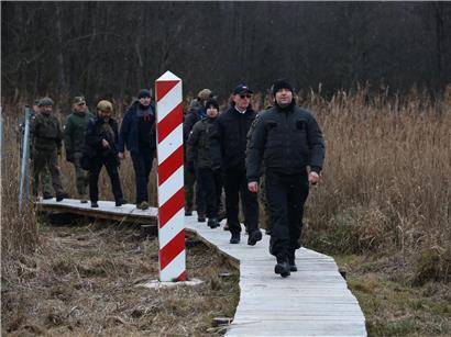 Polnischer Staatspräsident Karol Nawrocki auf Steg im Grenzgebiet Polen-Belarus, Vorbereitung auf möglichen Angriff aus dem Osten