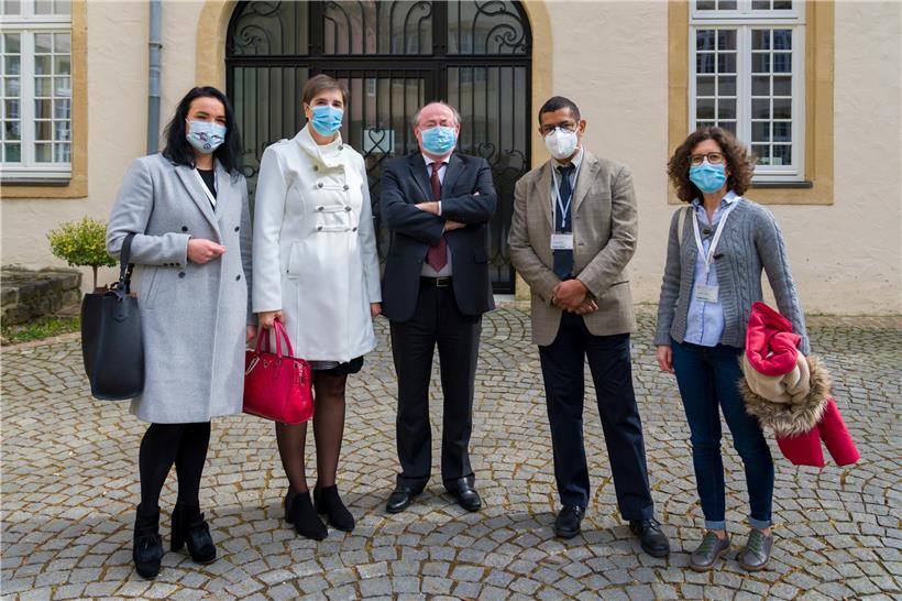 Der portugiesische Botschafter António Gamito (Mitte) bedankt sich (v.l.n.r.) bei Dr. Modesta Dargeviciute, Krankenschwester Filomena Silva, Dr. Samuel Luyasu und Krankenschwester Monica Valente
