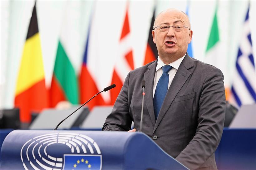 Der portugiesische EP-Abgeordnete José Manuel Fernandes sieht das EU-Budget durch die Kreditkosten zu sehr belastet
