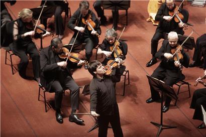 Joshua Bell spielt Geige live in der Philharmonie – preisgekrönter Geiger bei Konzertaufführung