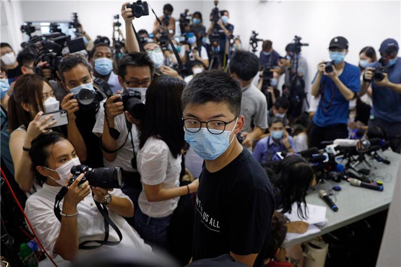 Der pro-demokratische Aktivist Joshua Wong (M.) und elf andere prominente pro-demokratische Kandidaten sind von der Wahl für das Parlament der chinesischen Sonderverwaltungsregion ausgeschlossen worden. Nun wurde auch noch die Wahl um ein Jahr verschoben.
