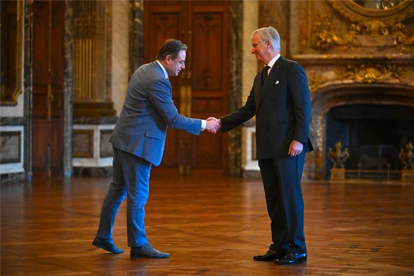 Der rechtskonservative Bart De Wever (l.)  wurde gestern vom belgischen König Philippe (r.) als Regierungschef vereidigt
