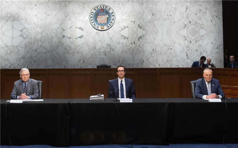 Der republikanische Mehrheitsführer, Mitch McConnell, Finanzminister Steven Mnuchin, und der führende Demokrat im Senat, Chuck Schumer (v.l.) kündigen ein Konjunkturpaket in der Höhe von 2 Billionen Dollar. 
