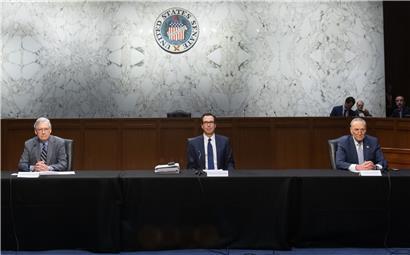 Der republikanische Mehrheitsführer, Mitch McConnell, Finanzminister Steven Mnuchin, und der führende Demokrat im Senat, Chuck Schumer (v.l.) kündigen ein Konjunkturpaket in der Höhe von 2 Billionen Dollar. 
