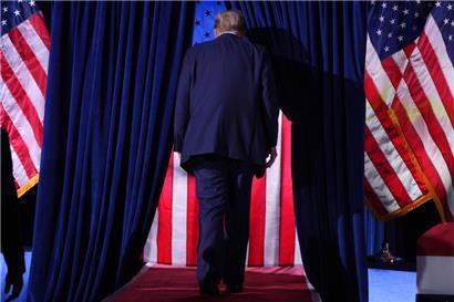 Der republikanische Präsidentschaftskandidat und ehemalige US-Präsident Donald Trump verlässt eine Wahlkampfveranstaltung in der Van Andel Arena
