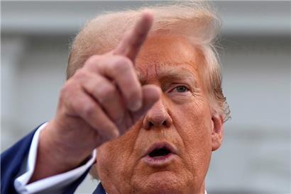Der republikanische Präsidentschaftskandidat und ehemalige US-Präsident Donald Trump spricht bei einer Pressekonferenz im Trump National Golf Club
