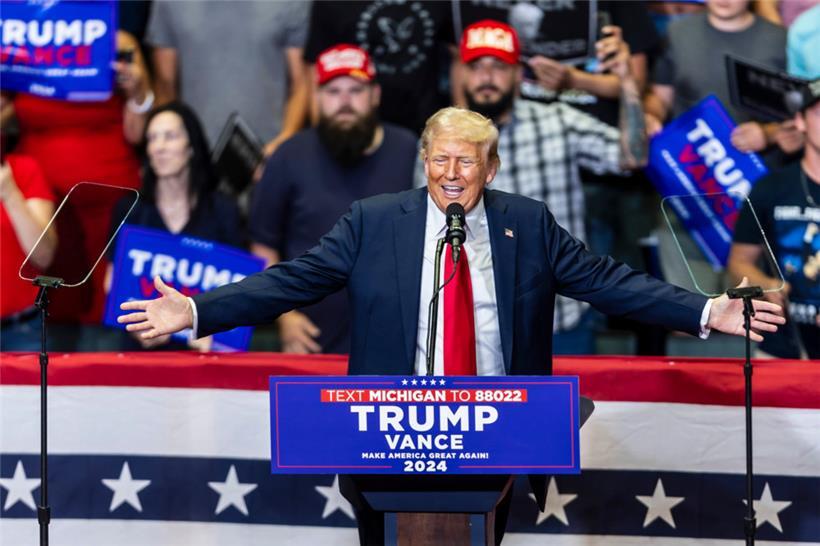 Der republikanische Präsidentschaftskandidat und ehemalige US-Präsident Donald Trump spricht bei einer Wahlkampfveranstaltung in der Van Andel Arena
