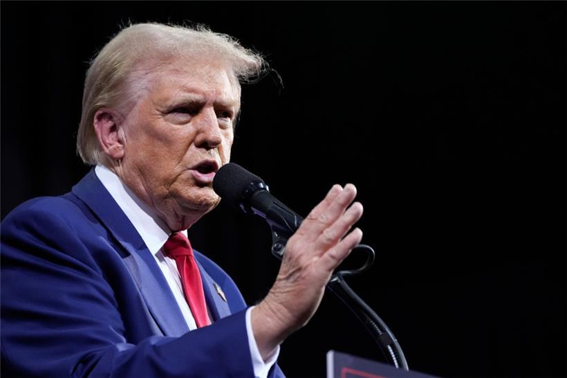 Der republikanische Präsidentschaftskandidat und frühere US-Präsident Donald Trump spricht bei einer Wahlkampfveranstaltung
