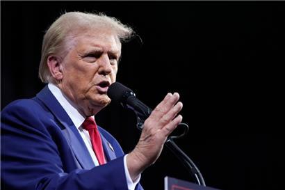 Der republikanische Präsidentschaftskandidat und frühere US-Präsident Donald Trump spricht bei einer Wahlkampfveranstaltung
