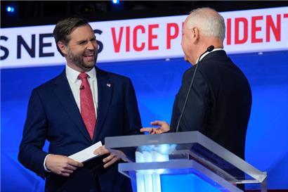 Der republikanische Vizepräsidentschaftskandidat J.D. Vance (l.) spricht mit dem demokratischen Vizepräsidentschaftskandidaten Tim Walz nach der von CBS News veranstalteten Debatte
