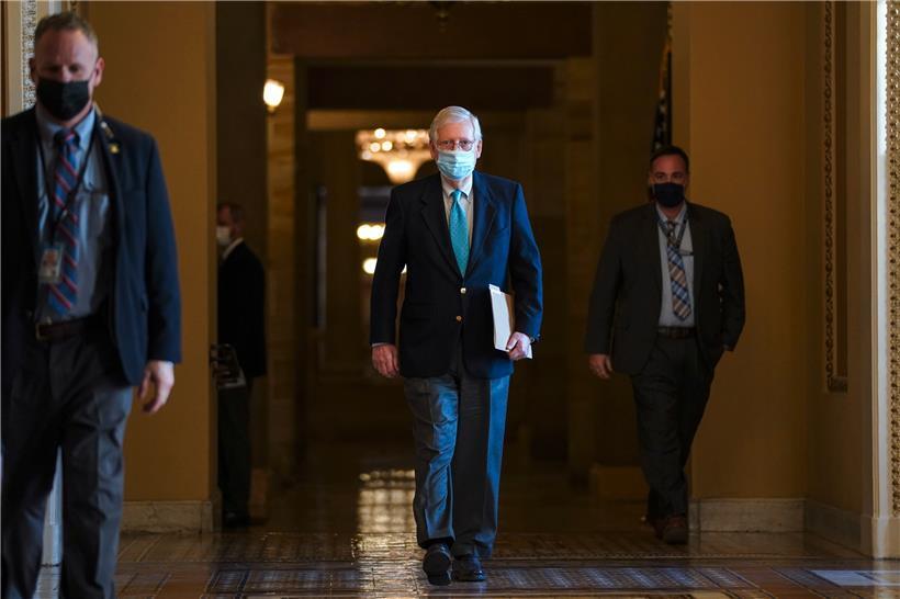 Der republikanische Minderheitsführer Mitch McConnell auf dem Weg zum Senat im Kapitol in Washington
