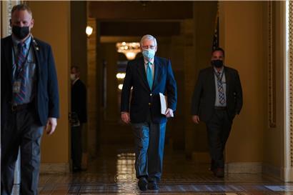 Der republikanische Minderheitsführer Mitch McConnell auf dem Weg zum Senat im Kapitol in Washington

