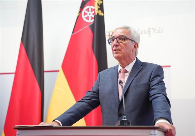 Der rheinland-pfälzische Innenminister Roger Lewentz (SPD) spricht am Mittwoch bei einer kurzen Pressekonferenz, bei dem er seinen Rücktritt bekanntgibt
