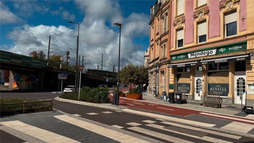 Der rote Fahrradweg führt aus der Kanalstraße am Kreisel vorbei