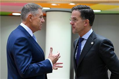Der rumänische Präsident Klaus Iohannis und der niederländische Regierungschef Mark Rutte unterhalten sich während des EU-Gipfeltreffens im Dezember
