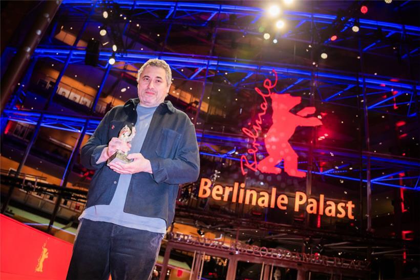 Der rumänische Regisseur Radu Jude nach der Preisverleihung auf dem roten Teppich vor dem Berlinale-Palast
