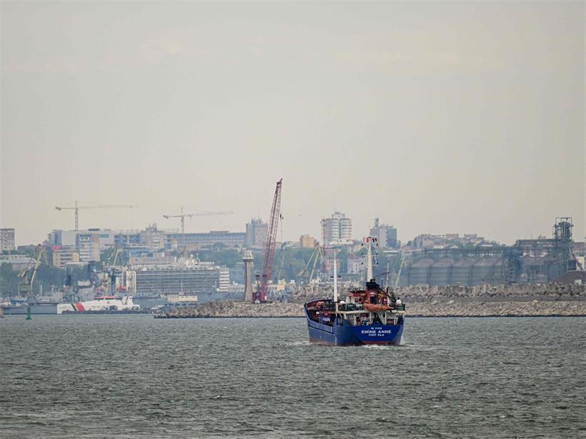 Ukrainische Drohne trifft rumänischen Seehafen Konstanza, Luftaufnahme der Explosion am Hafen