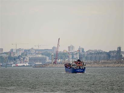 Ukrainische Drohne trifft rumänischen Seehafen Konstanza, Luftaufnahme der Explosion am Hafen