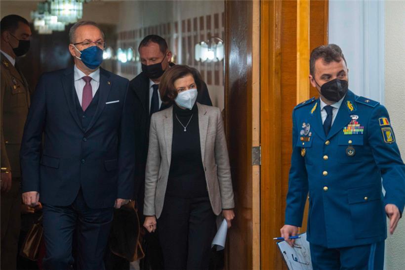 Der rumänische Verteidigungsminister Vasile Dancu (l.) besprach gestern mit seiner französischen Amtskollegin Florence Parly (M.) in Bukarest die Modalitäten einer Entsendung französischer Soldaten nach Rumänien angesichts der Befürchtungen einer russischen Invasion in der Ukraine
