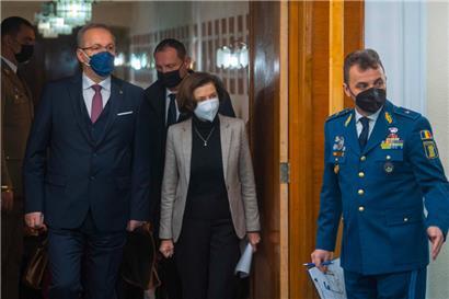 Der rumänische Verteidigungsminister Vasile Dancu (l.) besprach gestern mit seiner französischen Amtskollegin Florence Parly (M.) in Bukarest die Modalitäten einer Entsendung französischer Soldaten nach Rumänien angesichts der Befürchtungen einer russischen Invasion in der Ukraine
