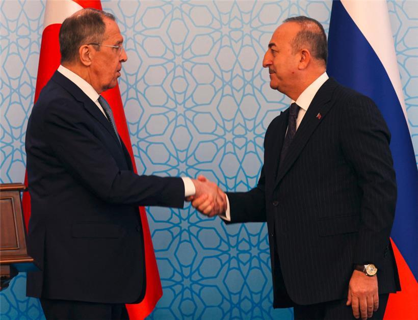 Der russische Außenminister Sergej Lawrow (l.) traf gestern seinen türkischen Amtskollegen Mevlüt Cavusoglu, um über das bestehende Getreideabkommen mit der Ukraine zu sprechen
