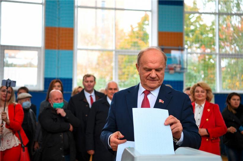 Der russische Kommunistenführer Gennadi Andrejewitsch Sjuganow bei der Stimmabgabe
