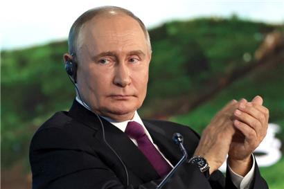Der russische Präsident Wladimir Putin applaudiert auf der Plenarsitzung des Östlichen Wirtschaftsforums in Wladiwostok
