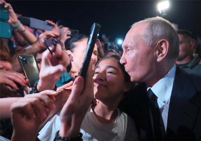 Der russische Präsident Wladimir Putin, der sich ansonsten sehr weit von seinen Gästen entfernt hält, sollten sie nicht einige Tage in Quarantäne verbracht haben, war dieser Tage in der Republik Dagestan sehr volksnah 
