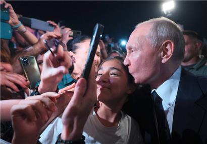 Der russische Präsident Wladimir Putin, der sich ansonsten sehr weit von seinen Gästen entfernt hält, sollten sie nicht einige Tage in Quarantäne verbracht haben, war dieser Tage in der Republik Dagestan sehr volksnah 
