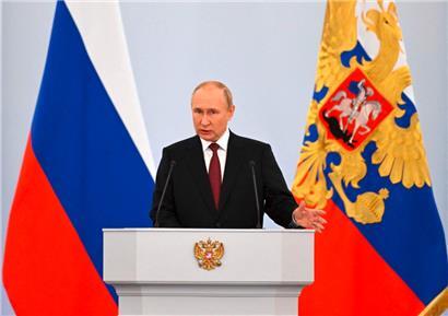 Der russische Präsident Wladimir Putin hält im Kreml in Moskau am 30. September 2022 eine Rede während einer Zeremonie zur offiziellen Annexion von vier von russischen Truppen besetzten Regionen der Ukraine
