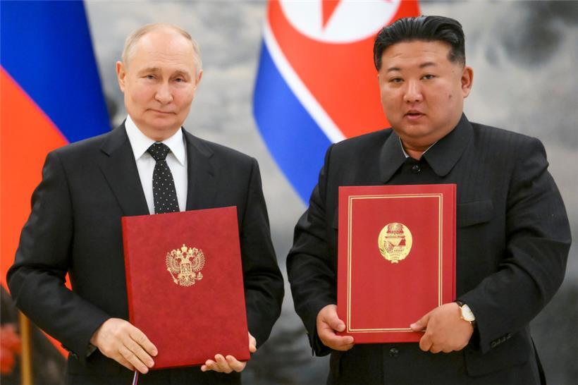 Der russische Präsident Wladimir Putin (l) und der nordkoreanische Staatschef Kim Jong Un posieren für ein Foto während einer Unterzeichnungszeremonie
