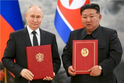 Der russische Präsident Wladimir Putin (l) und der nordkoreanische Staatschef Kim Jong Un posieren für ein Foto während einer Unterzeichnungszeremonie
