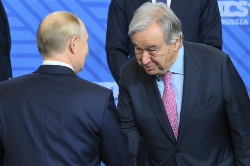 Der russische Präsident Wladimir Putin (l.) und der Generalsekretär der Vereinten Nationen, Antonio Guterres, schütteln sich während einer Zeremonie zum Familienfoto im Rahmen des Brics-Gipfels die Hände
