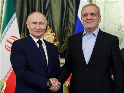 Wladimir Putin und Massud Peseschkian bei Treffen im Kreml, Januar 2025, Russland-Iran diplomatisches Gespräch