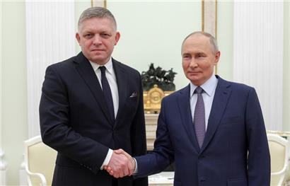 Der russische Präsident Wladimir Putin (r.) und der slowakische Ministerpräsident Robert Fico 
