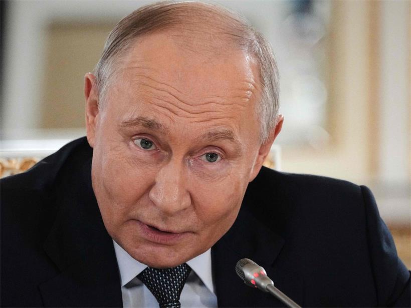 Wladimir Putin spricht am 4. Juni 2026 im Konstantinpalast Sankt Petersburg beim Internationalen Wirtschaftsforum vor internationalen Medienvertretern