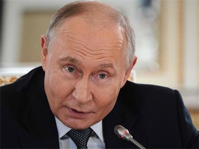 Wladimir Putin spricht am 4. Juni 2026 im Konstantinpalast Sankt Petersburg beim Internationalen Wirtschaftsforum vor internationalen Medienvertretern