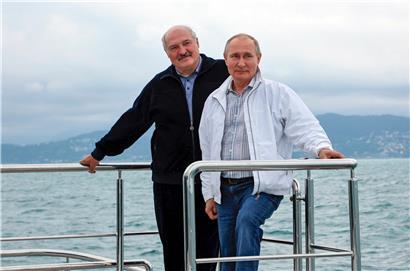 Der russische Präsident Wladimir Putin und der belarussische Machthaber Alexander Lukaschenko vor einigen Tagen auf einer Jacht im Schwarzen Meer. Putin will offenbar den mit dem kleinen Nachbar vereinbarten Unionsstaat umsetzen.
