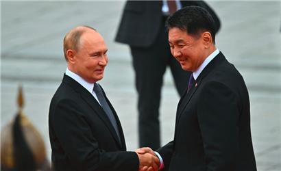 Der russische Präsident Wladimir Putin und der mongolische Präsident Uchnaagiin Chürelsüch schütteln sich die Hände während einer offiziellen Begrüßungszeremonie in Ulaanbaatar 
