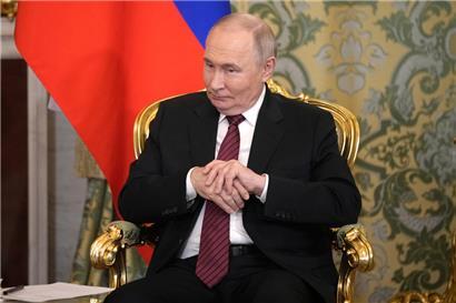 Der russische Präsident Wladimir Putin während eines Treffens mit dem abchasischen Präsidenten Gunba im Großen Palast des Kremls
