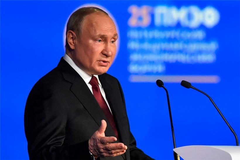 Der russische Präsident Wlaldimir Putin mimte beim Wirtschaftsforum in Sankt Petersburg das Unschuldslamm
