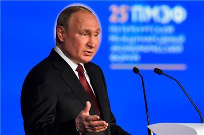 Der russische Präsident Wlaldimir Putin mimte beim Wirtschaftsforum in Sankt Petersburg das Unschuldslamm
